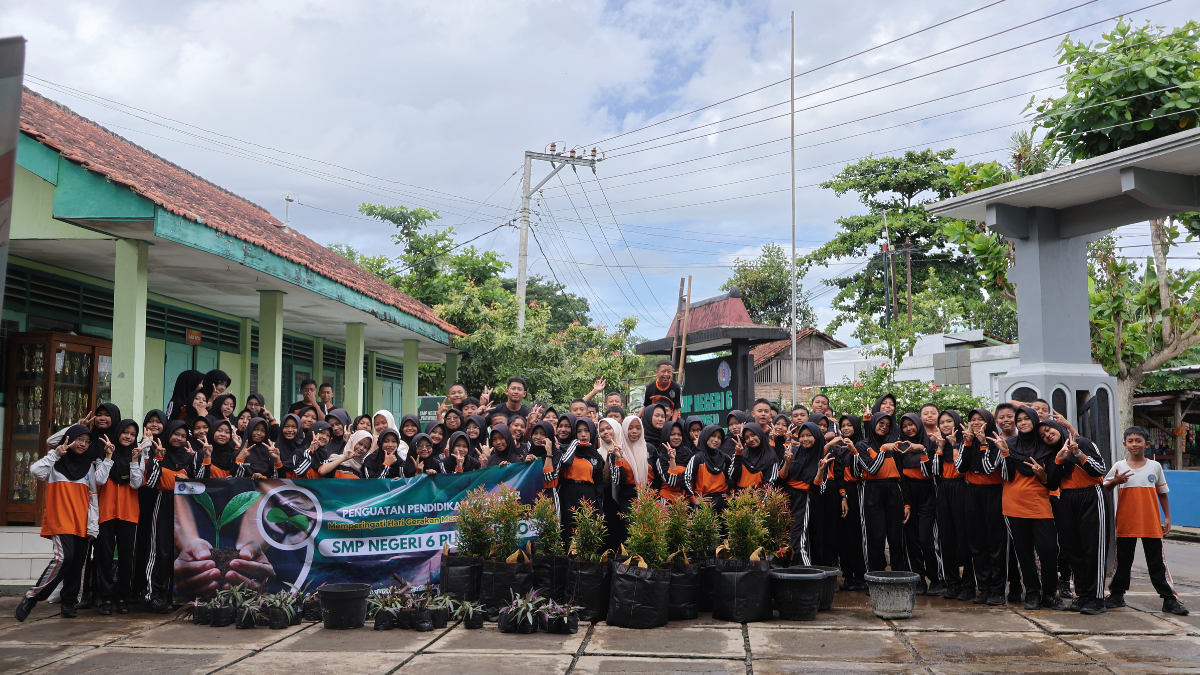 HIJAUKAN SEKOLAH: OSIS DAN DEWAN PENGGALANG SMPN 6 PURWOREJO GELAR AKSI PENANAMAN SEJUTA POHON